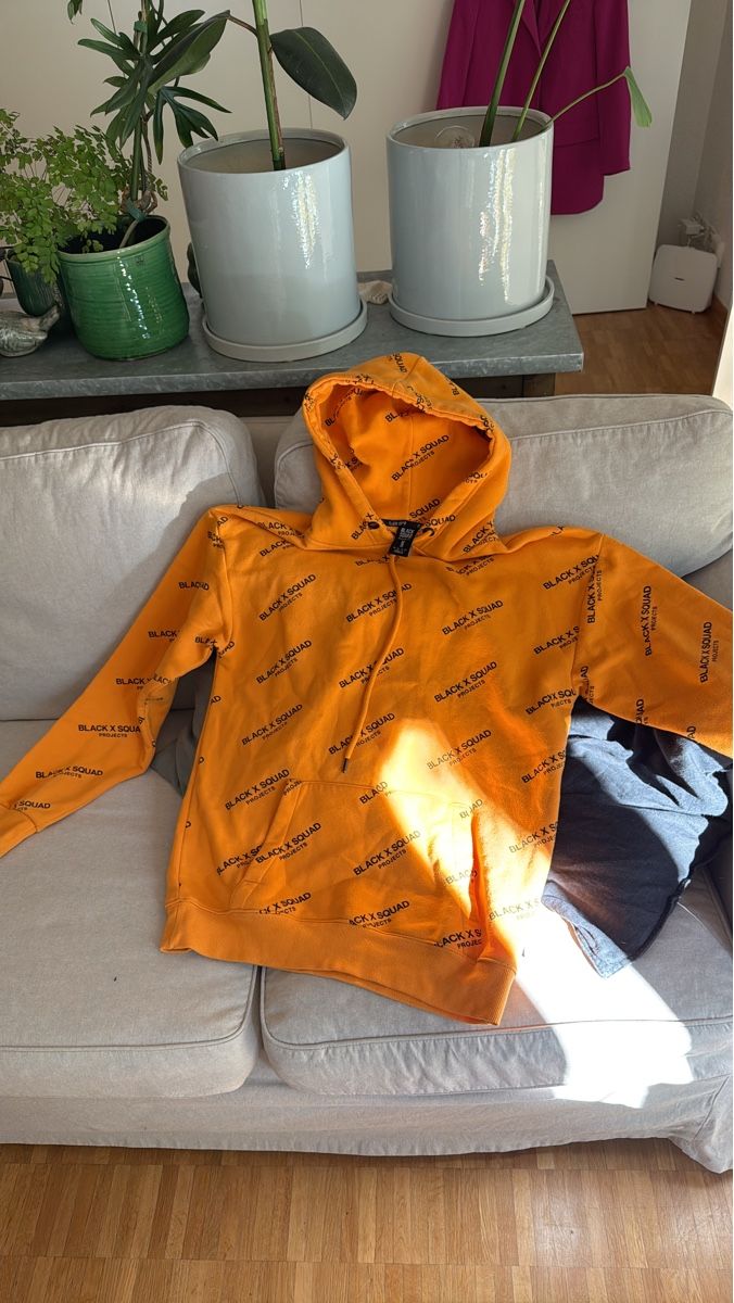 Maglioni & Felpe: Kapuzenpullover Black Squad orange gebraucht – Usato da Winterthur venduto da san_9m2f