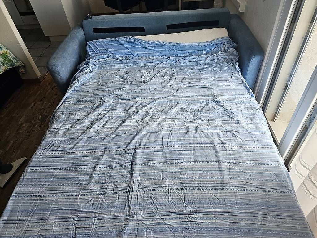 Divani: Bequemes Schlafsofa (2-Sitzer) in Hellblau – Usato da Meilen venduto da UtenteVittorio 1