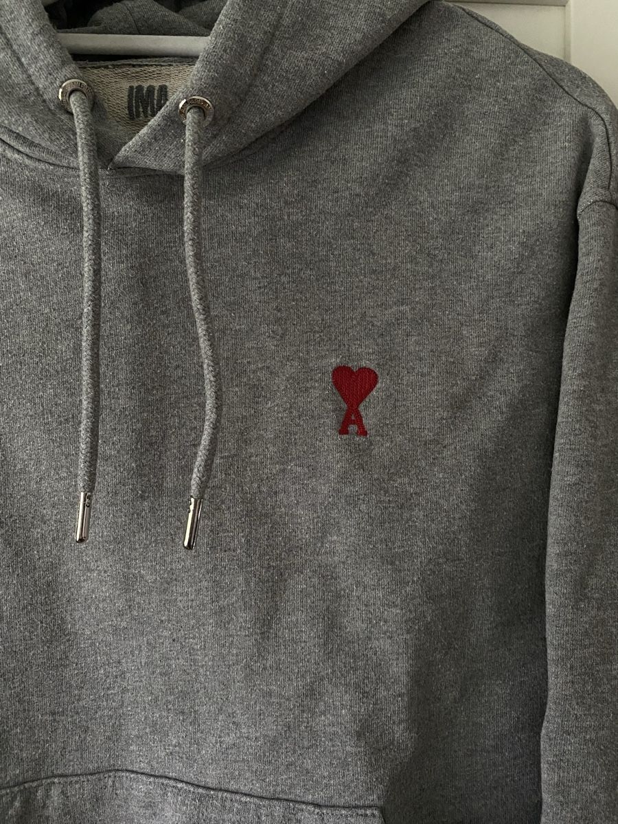 Maglioni & Felpe: AMI Paris - Sweat à capuche gris – Usato da Villars-sur-Glâne venduto da mel_6q5w 1