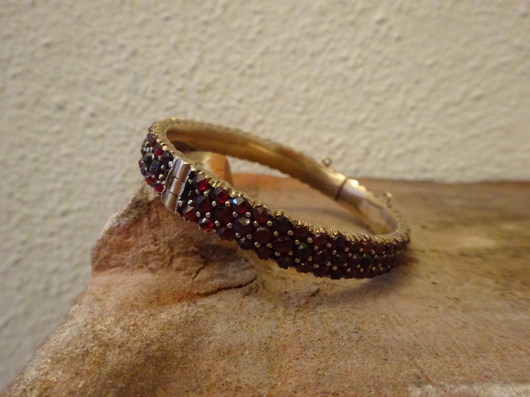 Bracciali & Braccialetti: Antiker Armreif Granat / Mineralien – Usato da Esslingen venduto da FetteSchnecke 5