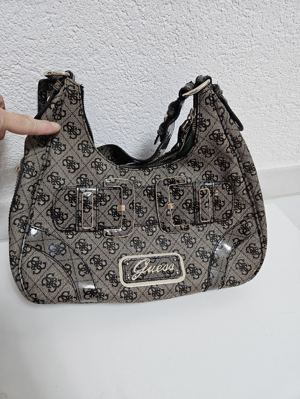 Borse da donna: Handtasche Guess braun mit Logo-Muster  – Usato da Schlieren venduto da Bestleo 1