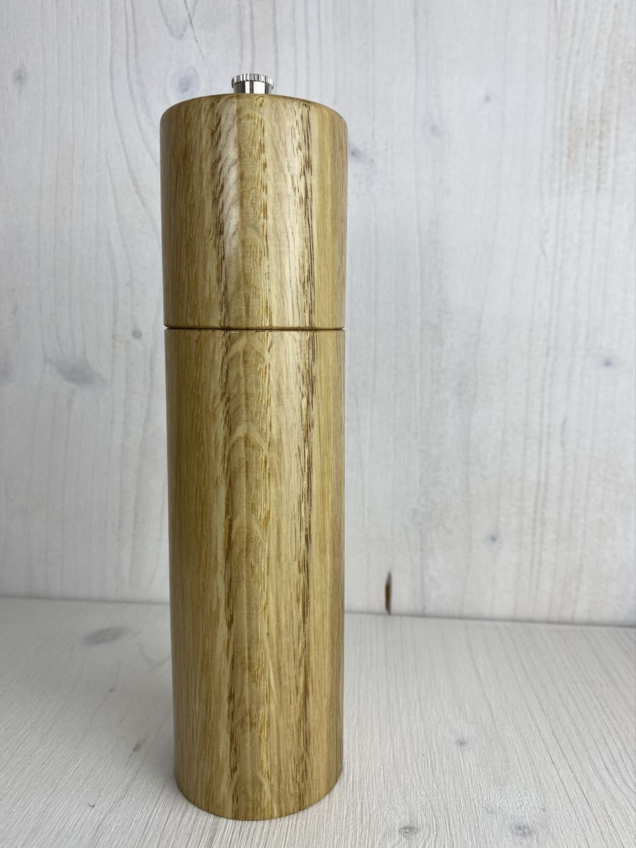 Set di piatti: Pfeffermühle aus Eiche, Handgedrechselt – Nuovo e nell'imballaggio originale da wichtrach venduto da elvena