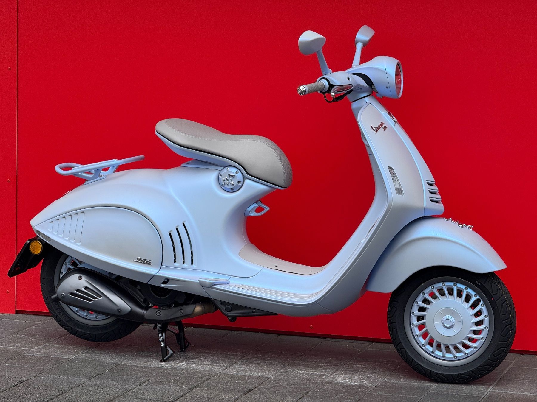 Vespa Scooters: Vespa 946 Snake – Neu und originalverpackt aus Meggen von leupimoto 4