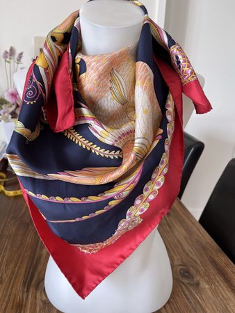 Salvatore Ferragamo carré en soie vintage 87 X 87 état neuf