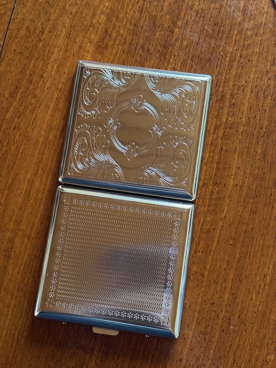 Portafogli: Cigarette Case Silver Engraved Pattern Vintage – Nuovo e nell'imballaggio originale da Effretikon venduto da expiredrice 2