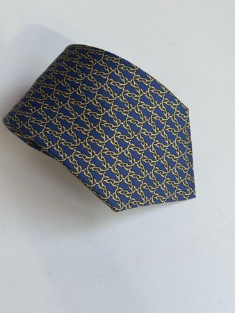 Hermes Krawatte blau mit Kettenmuster 100 Prozent Seide