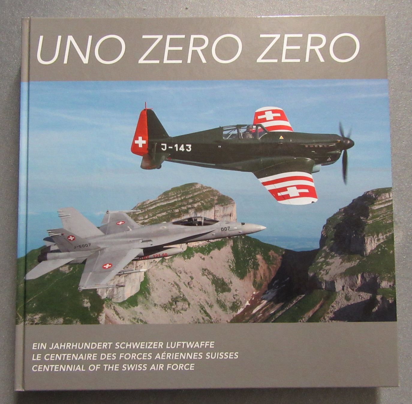 Bücher: Uno Zero Zero - Ein Jahrhundert Schweizer Luftwaffe – Gebraucht aus Auenstein von Padabimbim