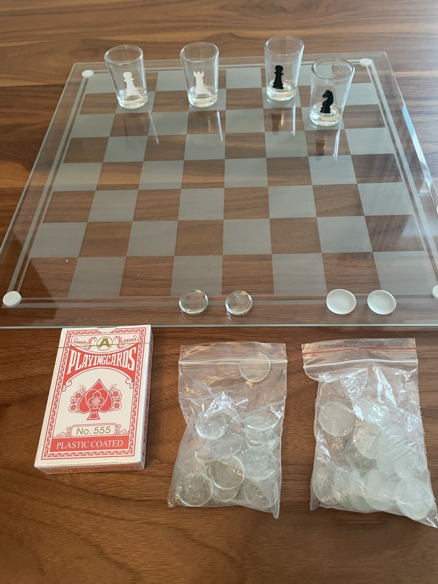 Giochi: Deluxe Trink-Schachspiel aus Glas – Nuovo e nell'imballaggio originale da Basel venduto da Gundeli-25 1