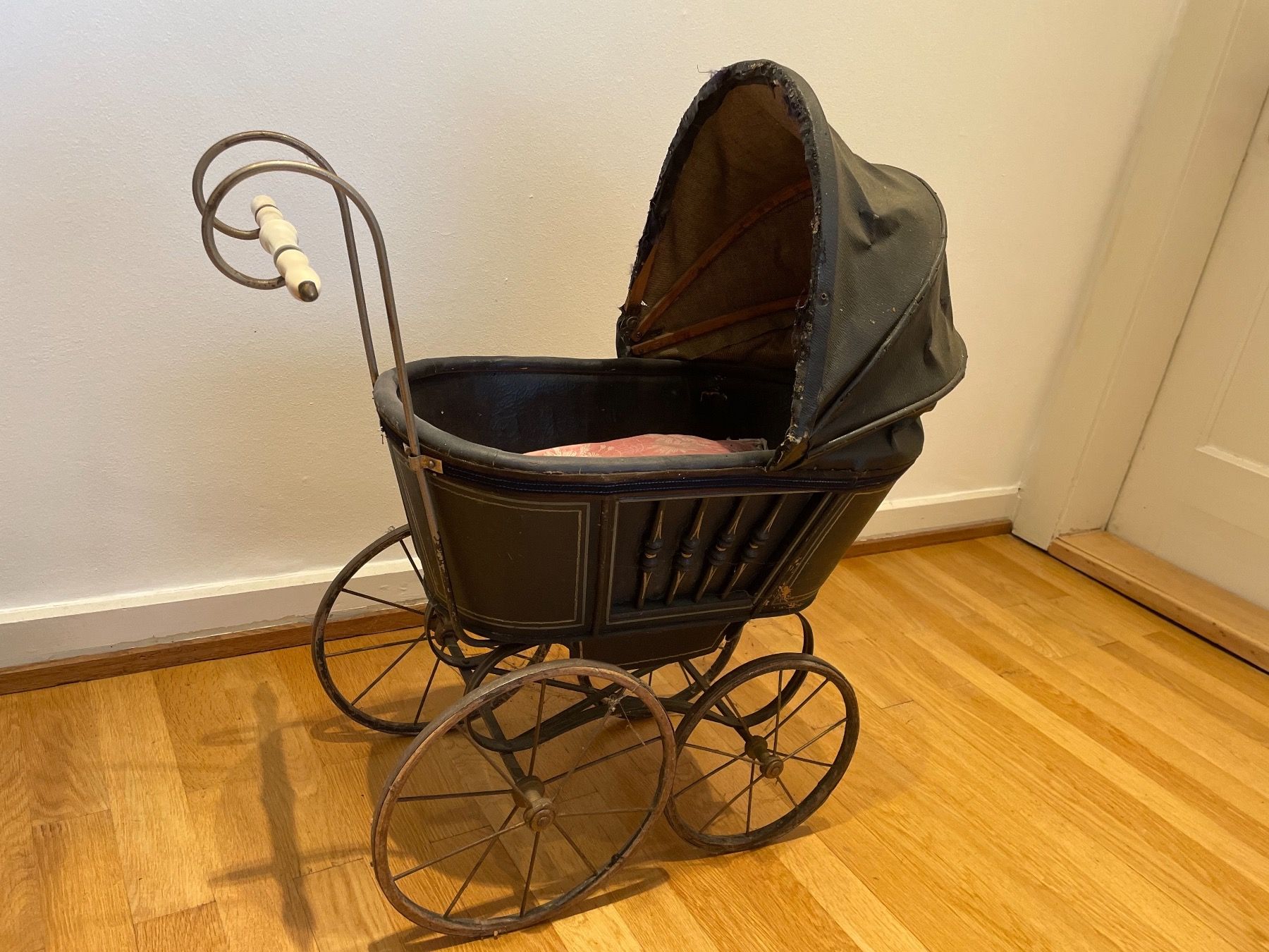Puppenwagen: Puppenwagen antik – Gebraucht aus Zürich von Simi123