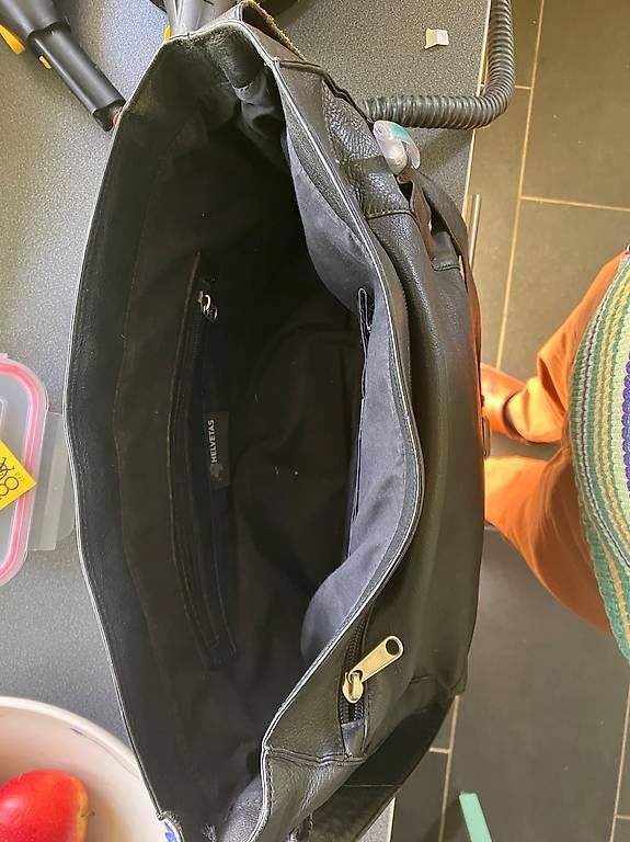 Borse: Ledertasche schwarz, Marke Helvetas – Usato da Biel-Bienne venduto da Franz.Anderegg 4
