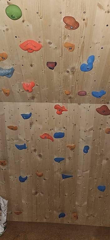 Murs & prises d'escalade: Kletterwand Indoor mit ca. 60 Griffen – D'occasion à Walchwil par Grommit 1