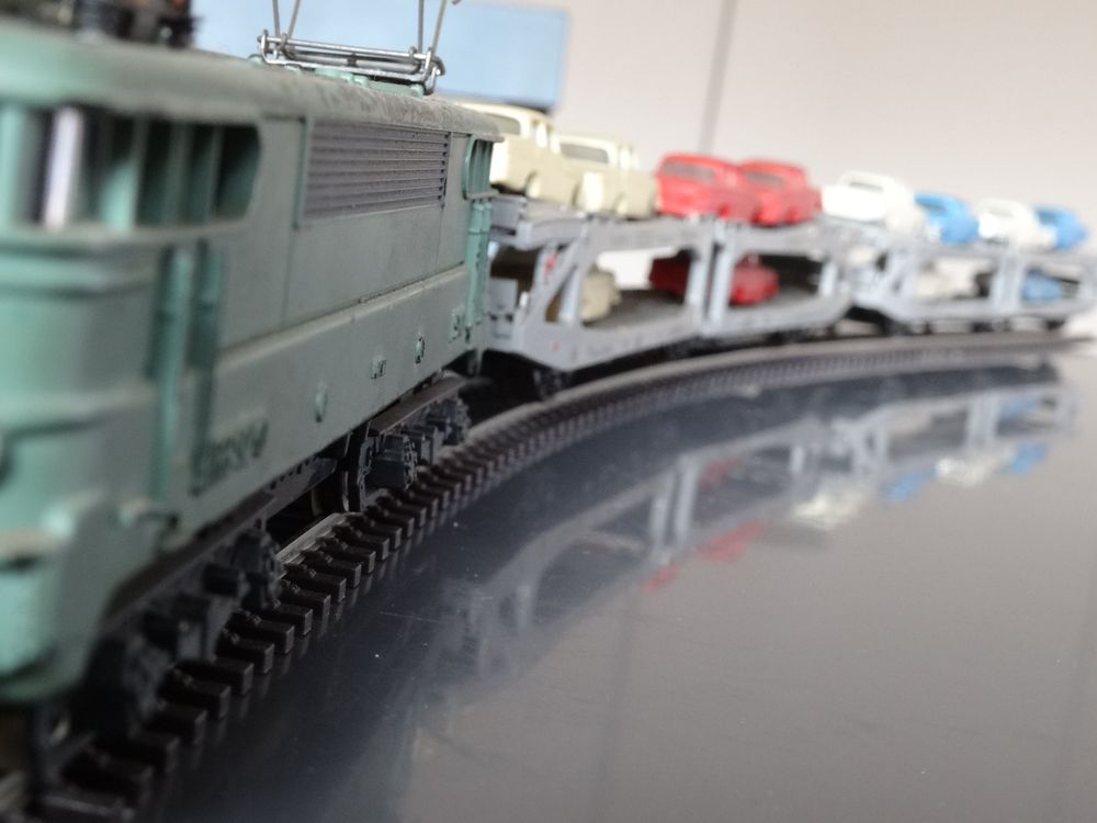 SNCF Lokomotive mit 2 Autotransportwagen H0 Comprare su Ricardo