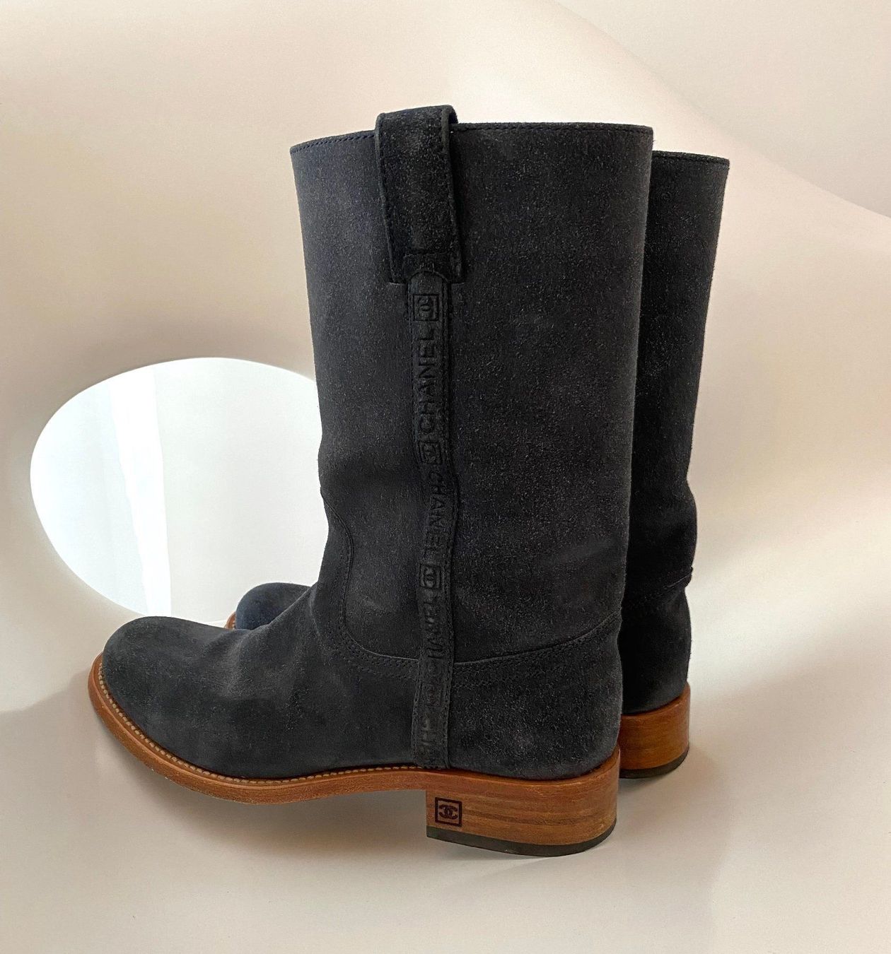 Chanel Scarpe da donna: Bottines en daim bleu foncé CHANEL – Usato da La conversion venduto da Repio 7
