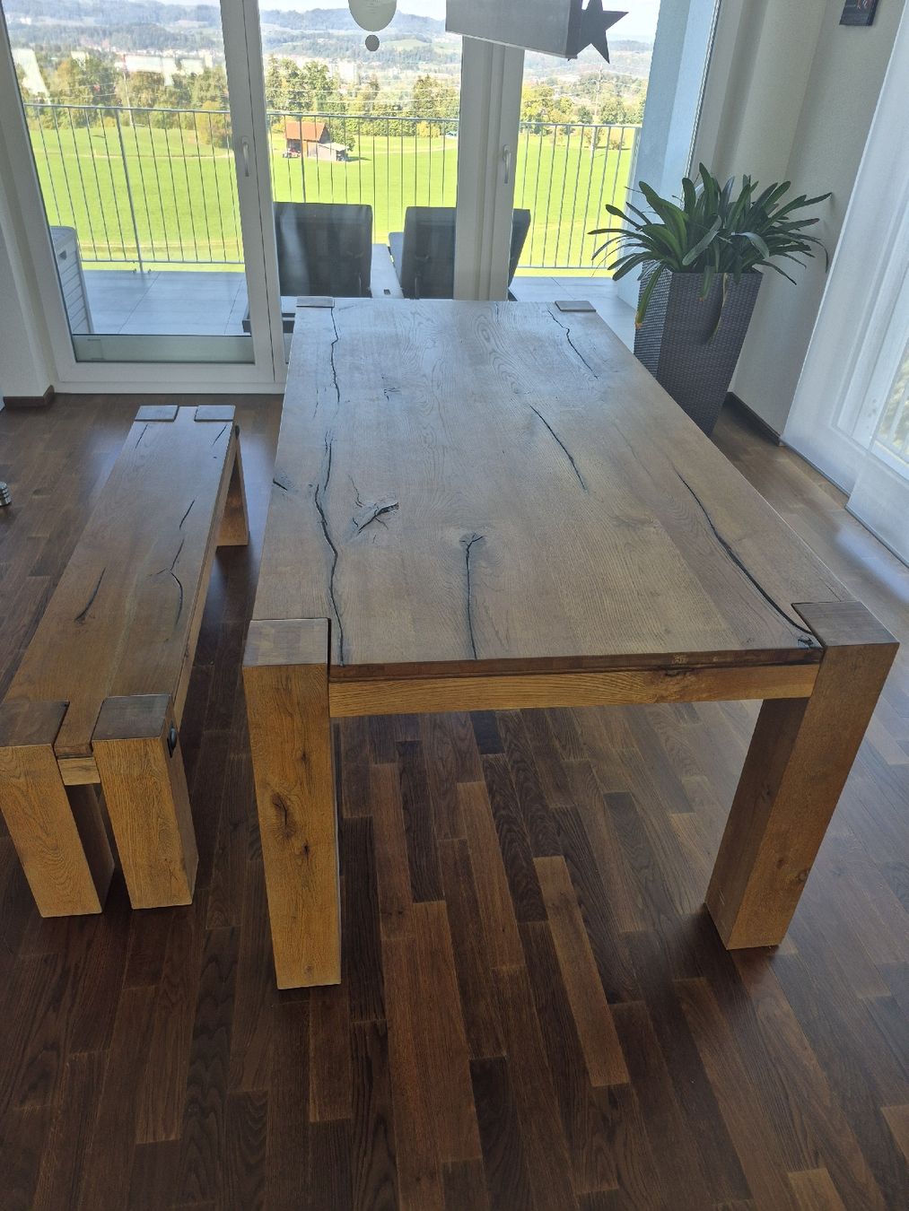 Set de table et chaises: Esstisch mit Bank Eiche massiv rustikal 200x100x77  – D'occasion à Bichwil par Picard 1