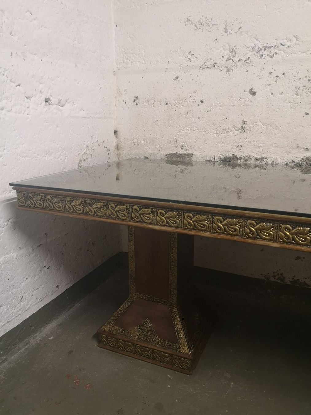 Tavoli: Indischer Tisch mit Glasplatte – Usato da Bern venduto da Yunkom 4
