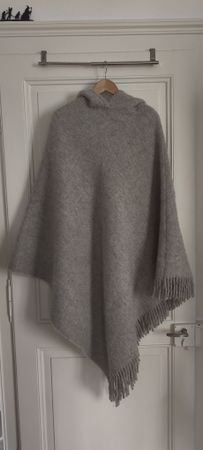 Kuscheliger Wollponcho für kalte Tage – Kapuze, neuwertig
