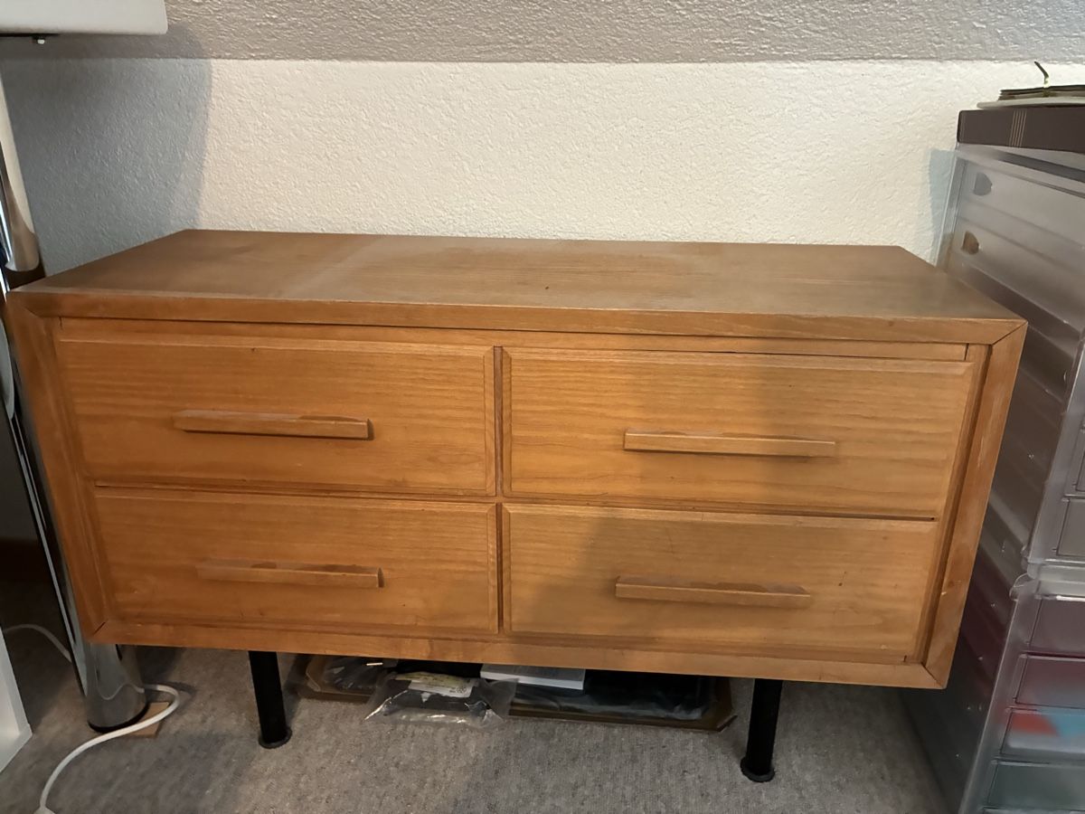 Commodes: Kommode aus Holz mit vier Schubladen Robust – D'occasion à Rickenbach Sulz par Buca00