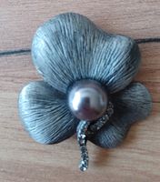 Elegante Brosche, Blumendesign, silberfarben, neuwertig!