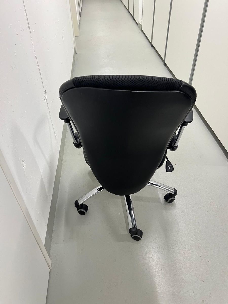Chaises: Sedia da ufficio girevole nera con braccioli e ruote – D'occasion à Gossau ZH par SistersBeauty 2