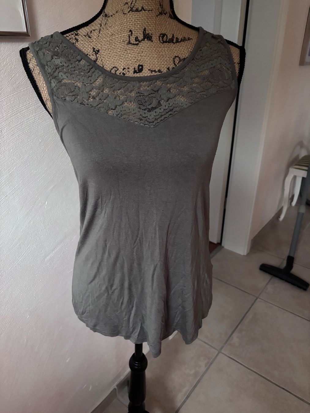 Top: Top mit Spitzen oliv M – Usato da Balsthal venduto da Uroby