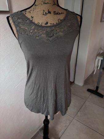 Top mit Spitzen oliv M