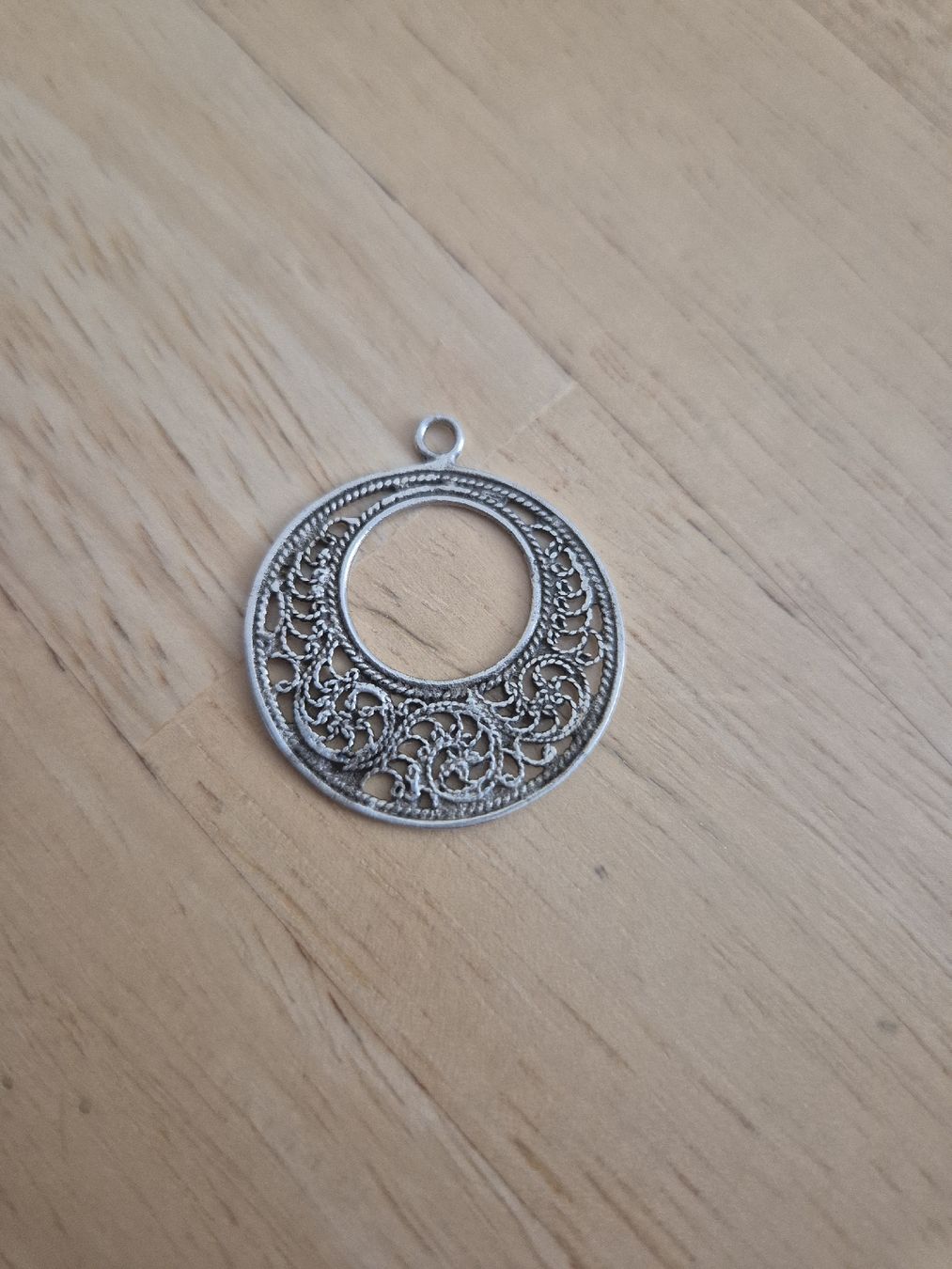 Ciondoli: Silberner Anhänger, filigranes Muster, Durchmesser ca. 3cm – Usato da Zürich venduto da Inanina