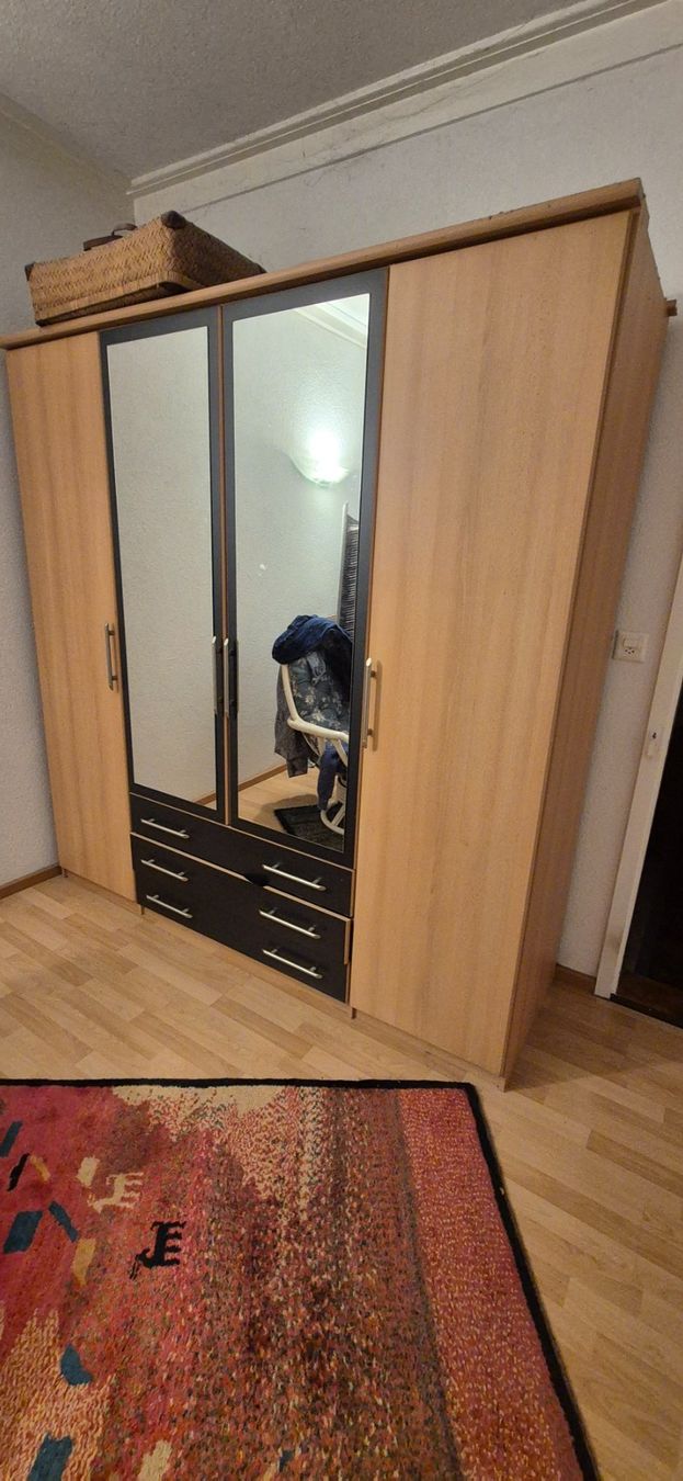 Schränke: Kleiderschrank 4türig – Gebraucht aus Belp von Freca