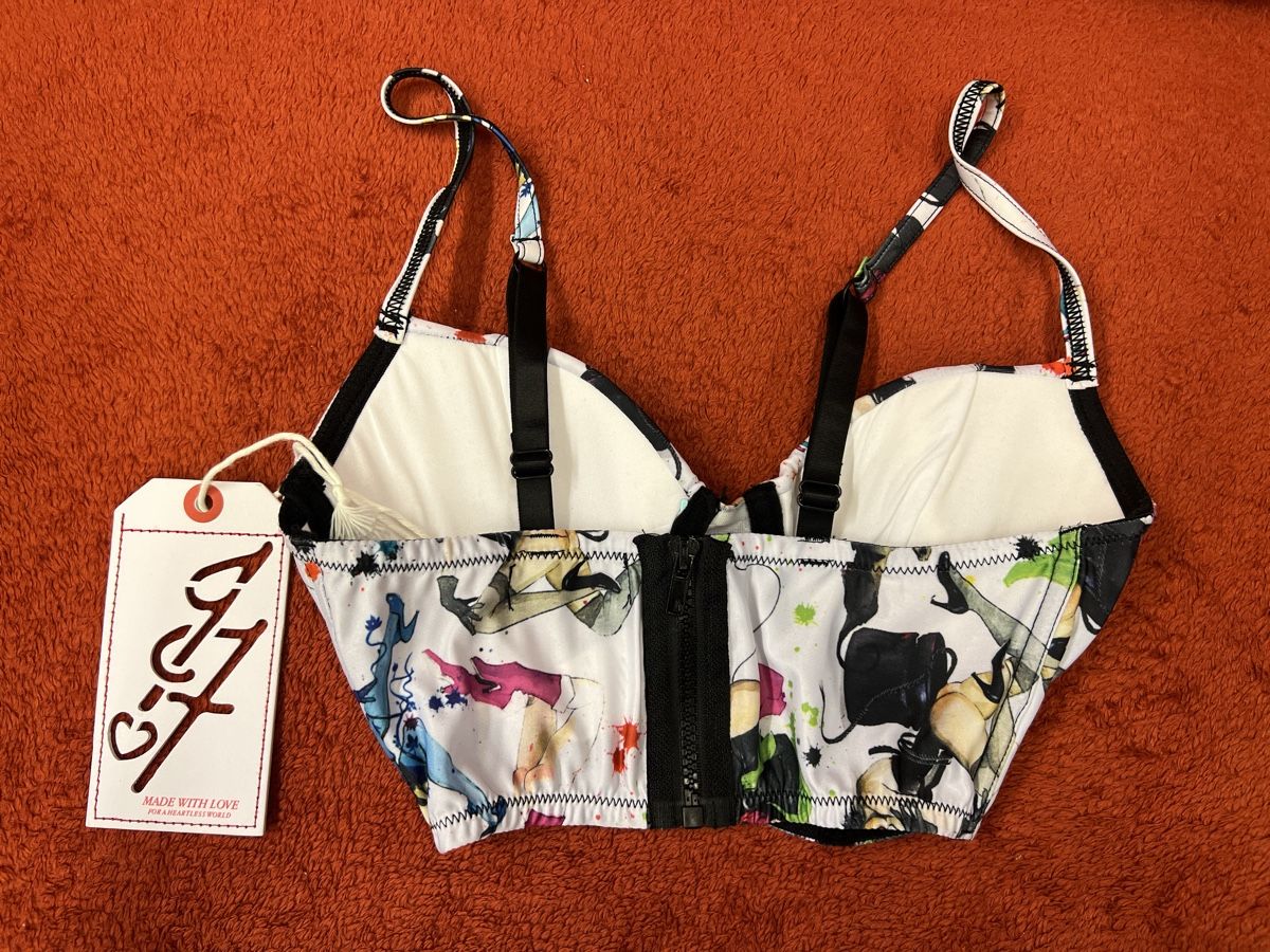 Tops: Iron Fist Bralette mit "Super Bitches" print – Neu und originalverpackt aus Zürich von rigani 1