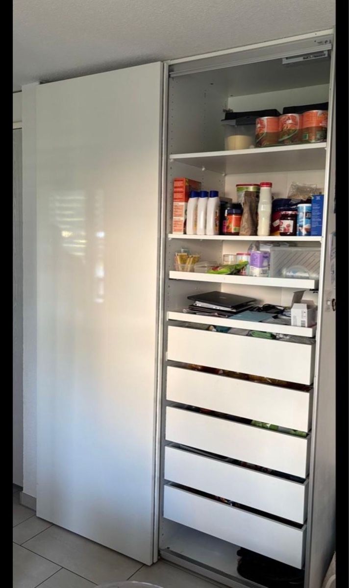 Armoires: Kleiderschrank IKEA – D'occasion à Biel/Bienne par Husseinsheikho 1