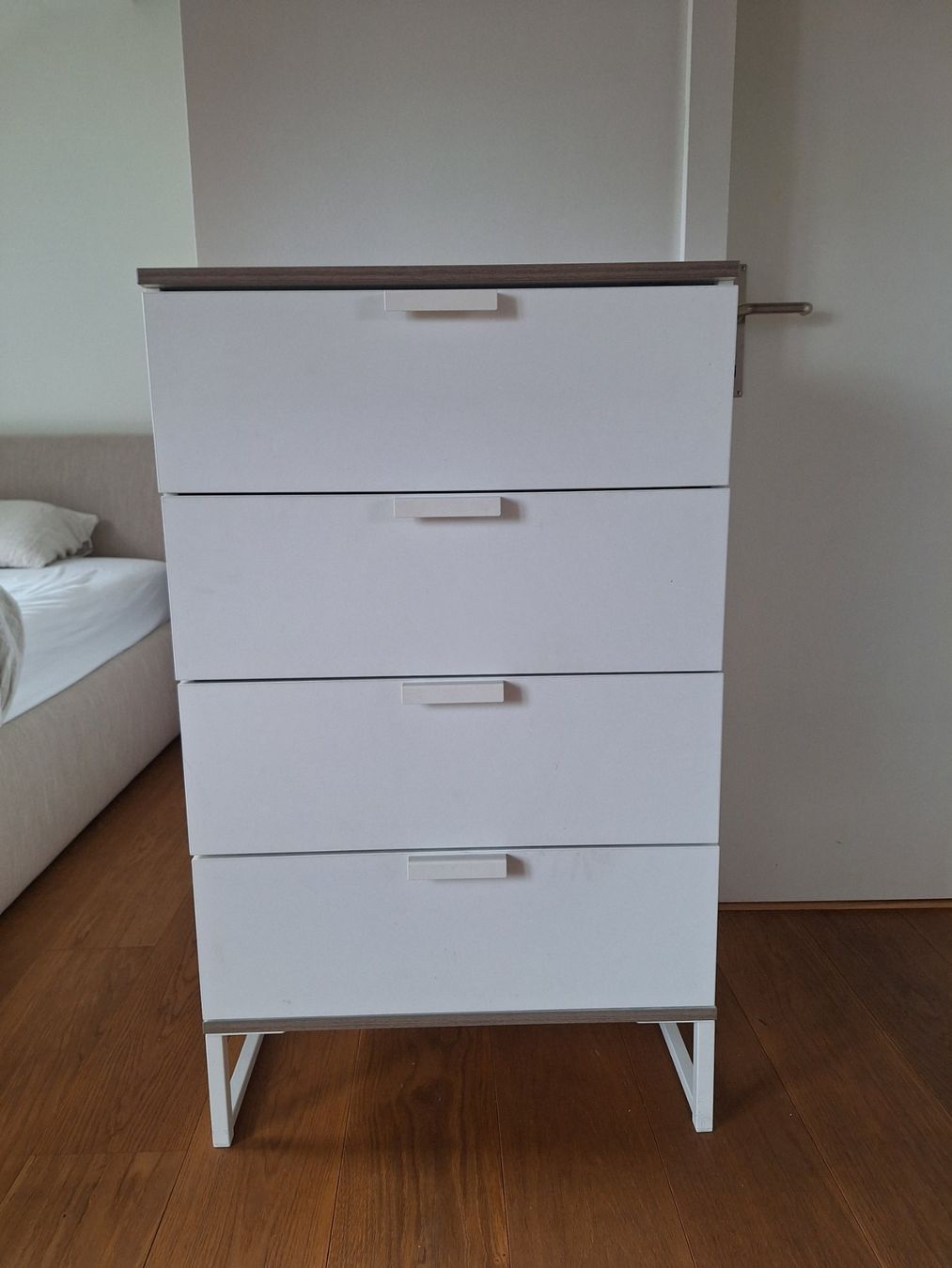 Ikea Commodes: Ikea Kommode weiss mit vier Schubladen – D'occasion à Zürich par traveller09