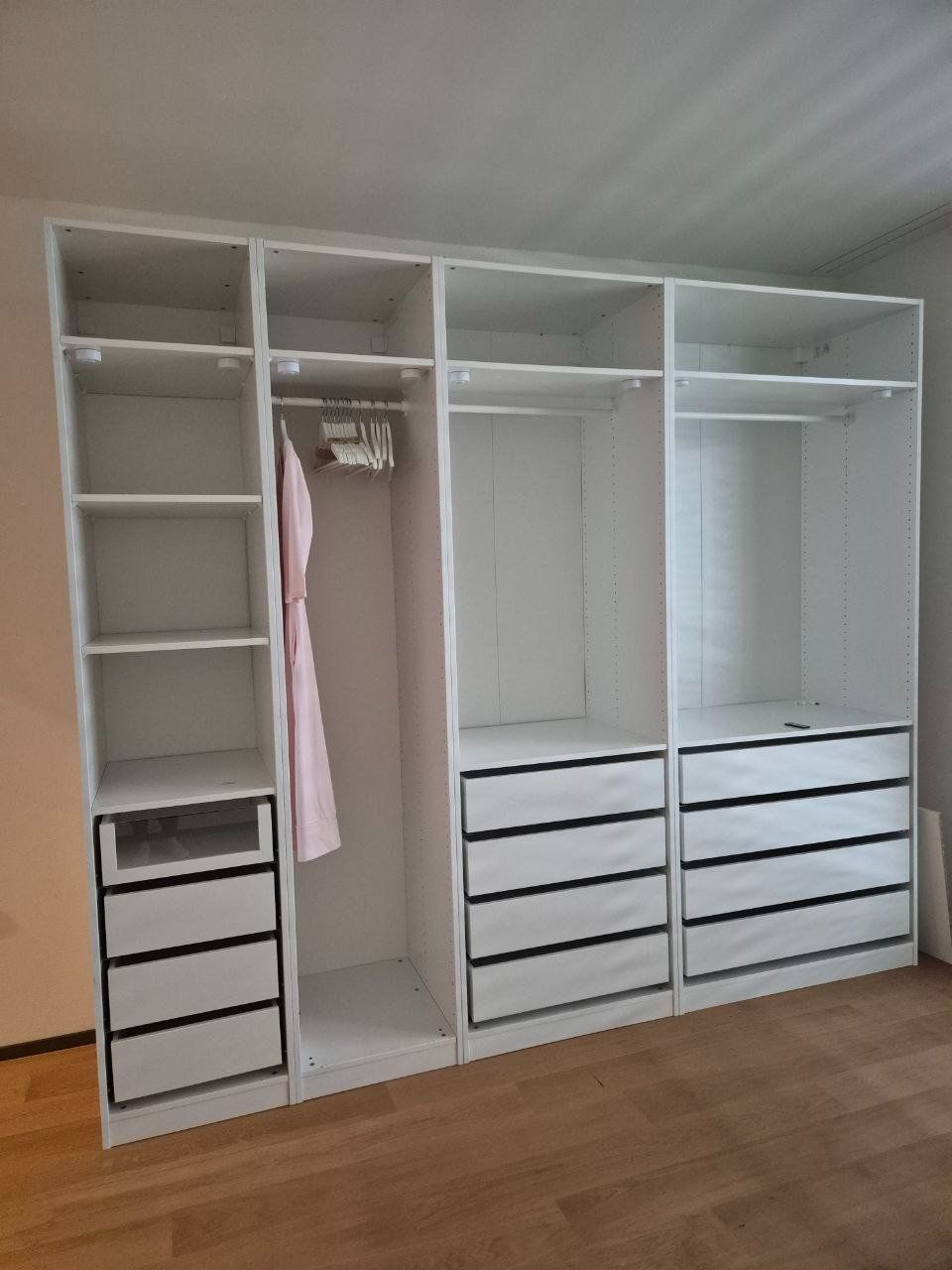 Armadi: Schrank Ikea ohne Türe, mit Lichtsystem – Usato da Zürich venduto da ste_s6bl