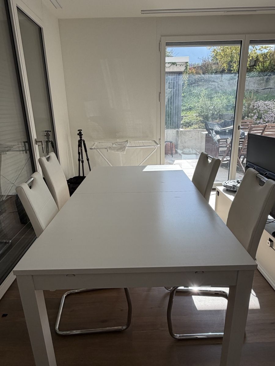 Ikea Set di tavolo e panche: Esstisch mit vier Stühlen weiss – Usato da Rotkreuz venduto da CrowdHype 1