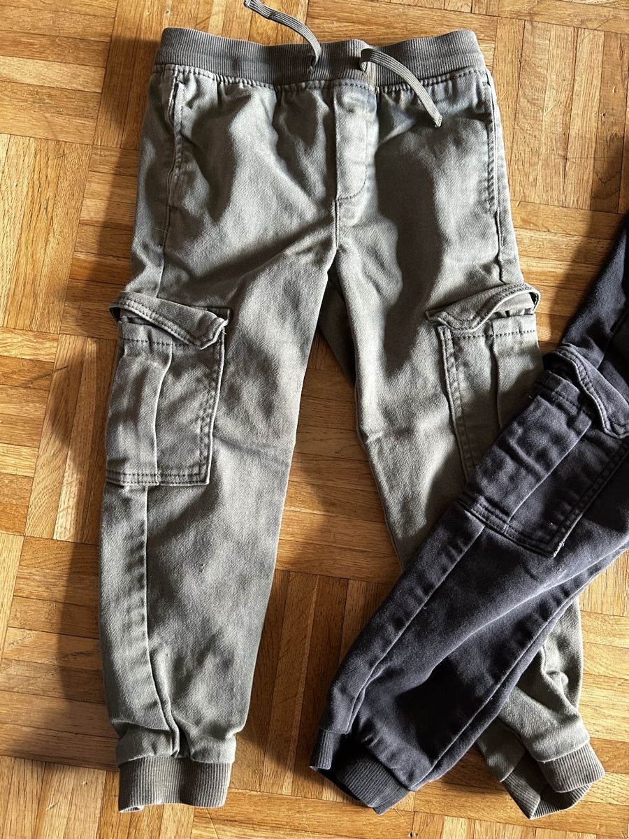 H&M Pantaloni: 2 pantalons cargo H&M / taille 104 – Usato da Meyrin venduto da Bronx86 1