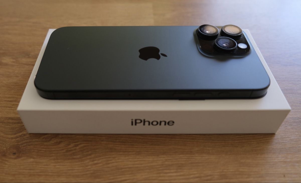 Apple Telefoni cellulari / Smartphones: iPhone 16 Pro Max 256gb Black Titanium – Usato da Le Mont-Pèlerin venduto da Albertoocbs 1