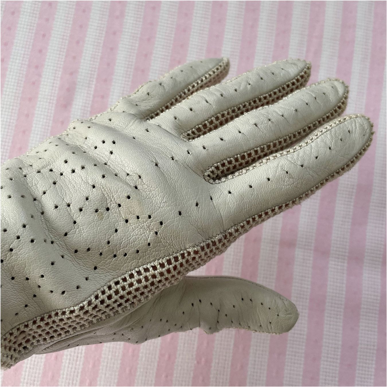 Guanti & manicotti: Handschuhe hellbeige Leder 7.5 mit Löchlimuster VINTAGE 60s – Usato da Brüttisellen venduto da Buxus 5