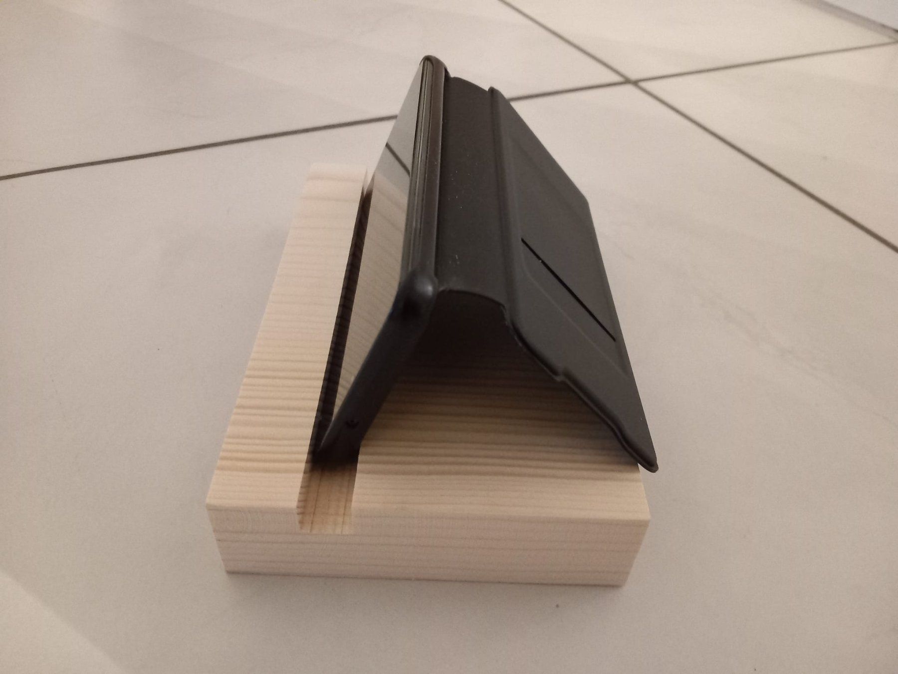 Supporti a parete: IPhone-Natelhalter aus Holz – Usato da Steffisburg venduto da Bosihalte-Salbei 6