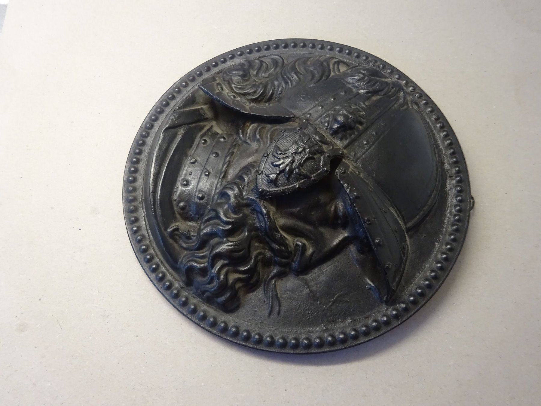 Sculture & Statue: Antikes Eisenrelief Krieger Helm – Usato da Esslingen venduto da eintagammeer