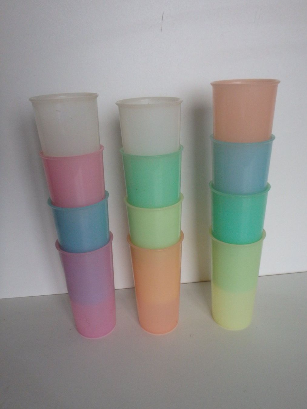 Tupperware Contenitori & Simili: 12 pastellfarbige TUPPERWARE Gläser – Usato da Schöfflisdorf venduto da pullux
