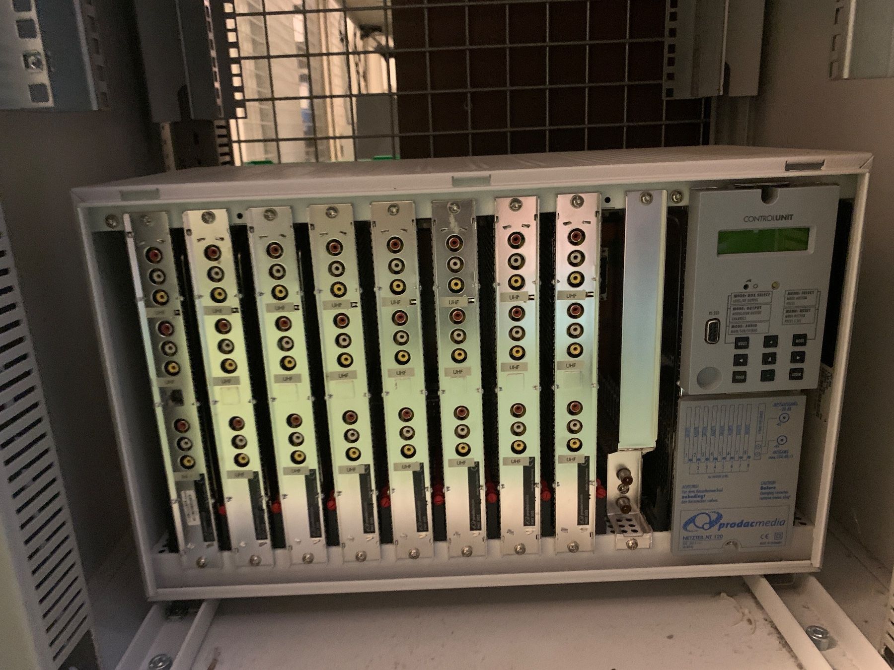 Racks & Cavalletti: KRIEG Server Schrank / Rack 640x700x2000 mit Inhalt – Usato da Opfikon venduto da Safside 2