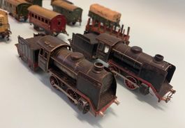 Konvolut Märklin Spur 0 Blech-Lokomotiven, Waggons & Zubehör