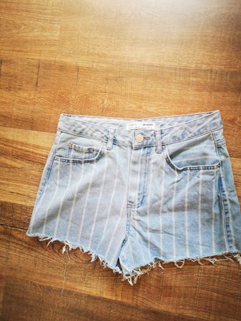 Stradivarius Damen Shorts Grösse 38 blau-weisse Streifen