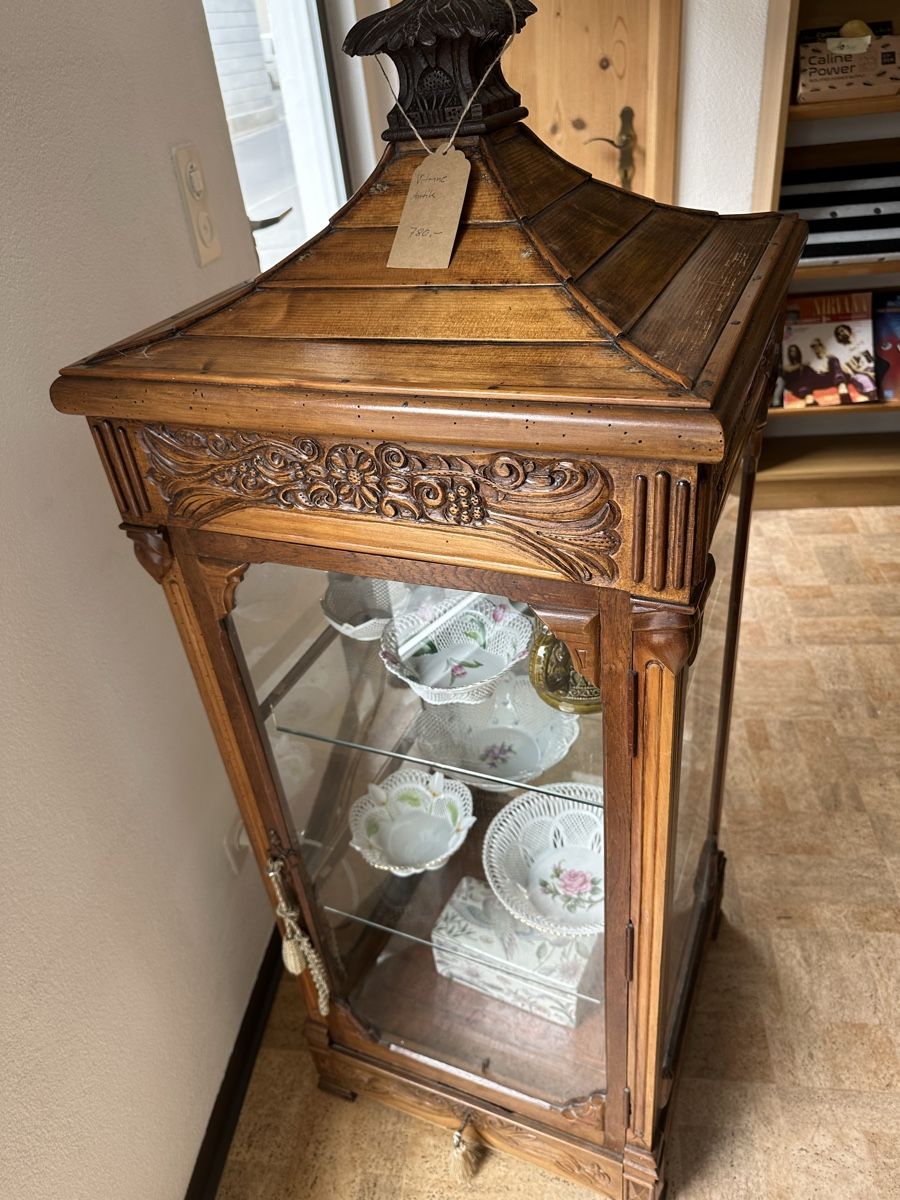 Vetrine: Antike Vitrine, wohl aus einer Kirche oder Kloster – Usato da Tschierv venduto da Screamingwolfguitars