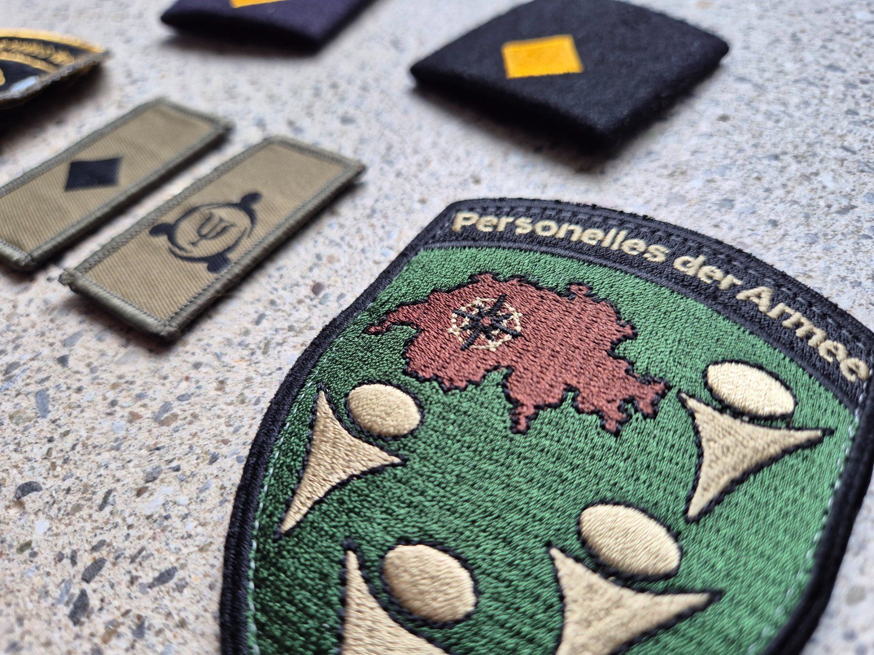 Schweizer Armee Placchette & Badge: *** Abzeichen Set Personelles der Armee *** – Nuovo e nell'imballaggio originale da Riedholz venduto da fr_sIruP 1