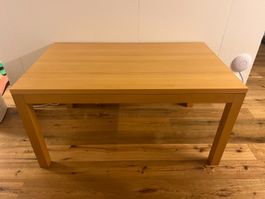 Massiver Holztisch mit Verlängerung