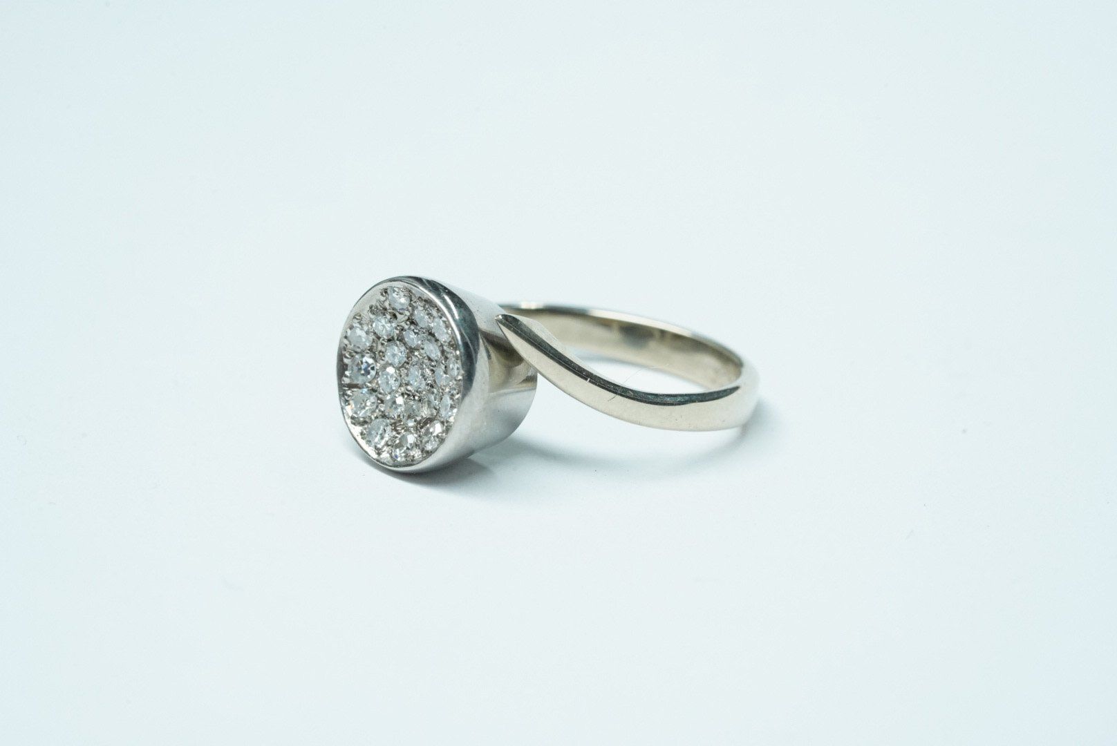 Ringe: Fingerring 18k Weissgold mit Diamanten – Gebraucht aus Bülach von Re-Jewelled 2