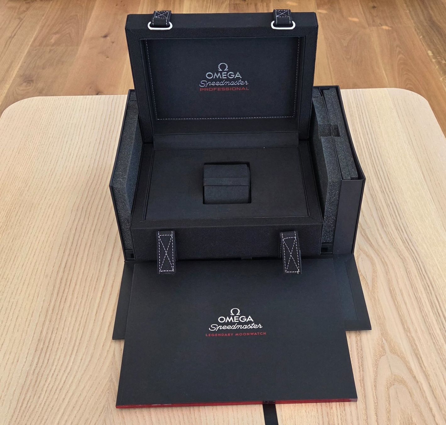 Omega Scatole porta orologi: Omega Box Speedmaster Moonwatch – Nuovo (secondo la descrizione) da Emmenbrücke venduto da Crabtree13 1