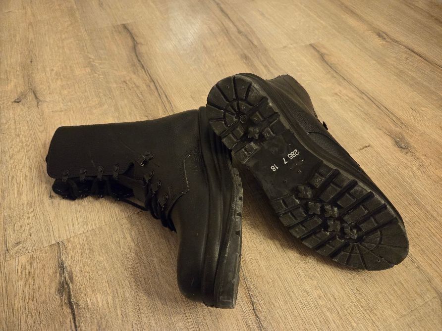 Minerva Scarpe da uomo: Kampfstiefel / Schweizer Armee  / eingelaufen – Usato da Lausen venduto da 04362 2