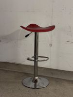 Roter Design-Hocker – Ein stilvoller Akzent mit Charakter