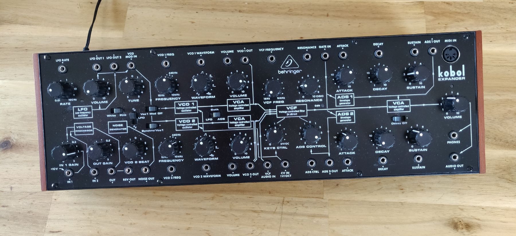 Behringer Instruments de musique: Behringer Kobol Expander – D'occasion à Baar par mic_6t2q