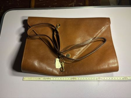 Borsa a tracolla vintage "I Santi "in pelle marrone.